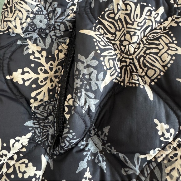 Eddie Bauer Women’s Snowflake Pattern Down Puffer Vest Faux Fur Collar Medium - Picture 5 of 9